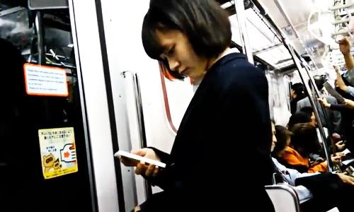 【女子高生】痴漢紛いなスカート捲りで女子高生たちのパンツを盗撮する【パンチラ盗撮】