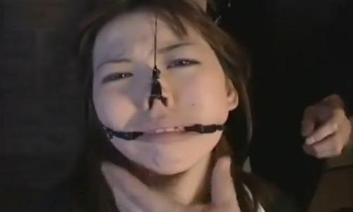 【お姉さん】拘束され動けない女性が顔面に拘束具をつけられブサイク面を晒されるｗ【SM陵辱】