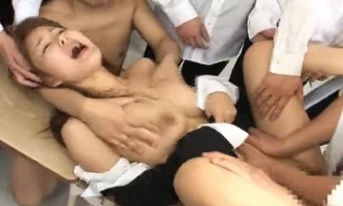 【女教師】自分の教え子達に服を剥かれて連続で中出しされてしまう巨乳女教師！【輪姦レイプ】