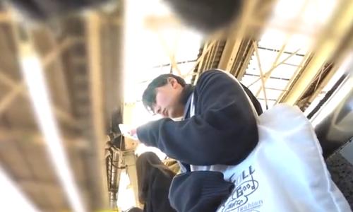 【女子高生】電車内で見かけた女の子を乗り換えても尾行して盗撮し続けるｗ【パンチラ盗撮】