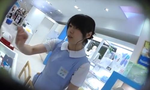 【お姉さん】可愛い制服姿のお姉さんに接客してもらいながら逆さ盗撮【パンチラ盗撮】