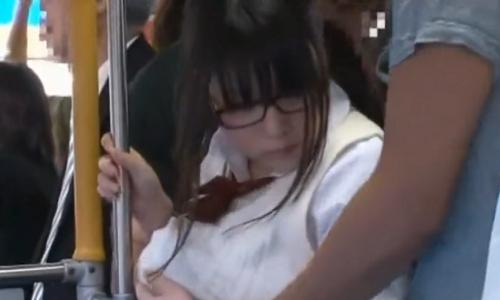 【女子高生】メガネ女子高生がバスの中で痴漢に遭い二穴責めされて中出しされる【痴漢レイプ】