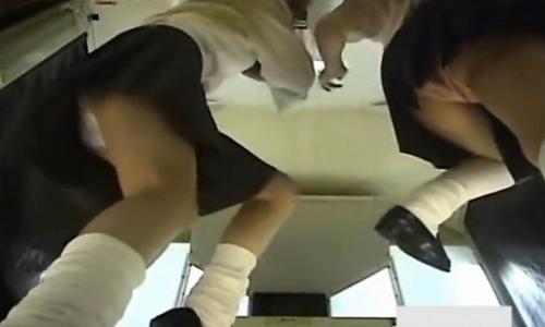 【女子高生】プリクラに夢中になっている女の子たちを下から・・・【パンチラ盗撮】