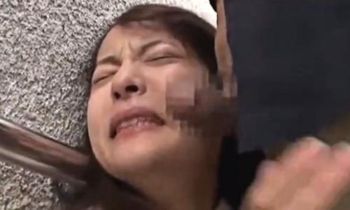 【女子大生】出掛けようとしていた女の子に無理矢理口移しで薬を飲ませて会談で凌辱【陵辱レイプ】