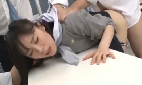 【女子高生】塾の講師たちに媚薬を飲まされ輪姦されてしまう女の子【陵辱レイプ】