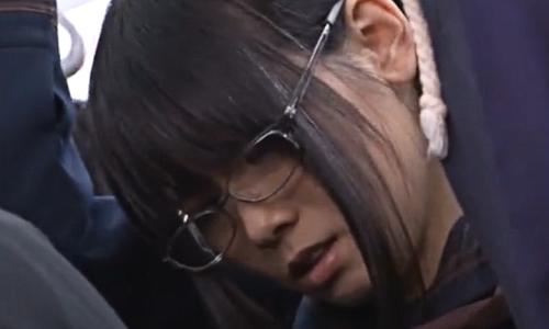 【女子高生】黒髪メガネの大人しそうな女の子が痴漢に襲われて恐怖で抵抗できず手マンされて・・・【痴漢レイプ】