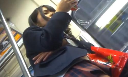 【女子高生】スマホに夢中になっている女の子を電車内で隠し撮り成功！【盗撮パンチラ】