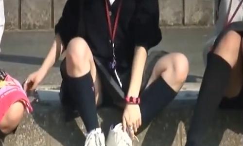 【女子高生】バスを待つのに座っている制服姿の女子高生たちを隠し撮り！【パンチラ盗撮】