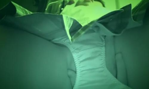 【女子高生】女の子のパンツに手を入れて手マンしている様子を下から撮影ｗ【痴漢盗撮】