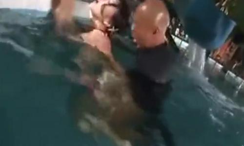 【お姉さん】ナイトプールで襲われてしまった女の子がレイプされバイブを突っ込まれる【陵辱レイプ】