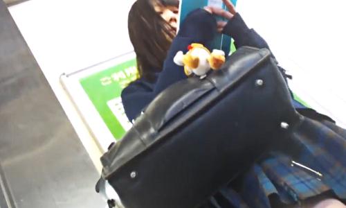 【女子高生】本を読んで電車を待っていた可愛い女の子がいたので・・・【パンチラ盗撮】