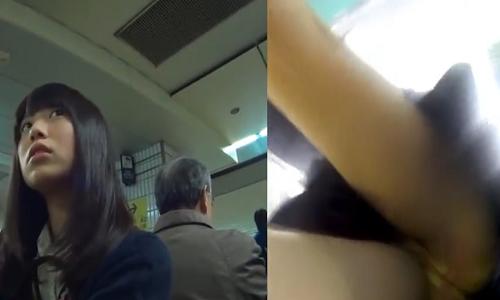 【女子高生】駅にいた黒髪の超可愛い女の子を隠し撮り！【パンチラ盗撮】