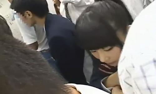 【女子高生】彼氏がすぐ近くにいる状況で痴漢に陵辱される女の子・・・【痴漢陵辱】