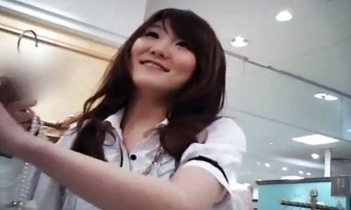 【お姉さん】可愛く笑うアパレルショップの店員さんを盗撮！【パンチラ盗撮】