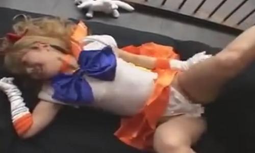 【コスプレ】某有名アニメの変身ヒロインが敵に捕まって中出しレイプされて失神してしまう・・【種付けレイプ】