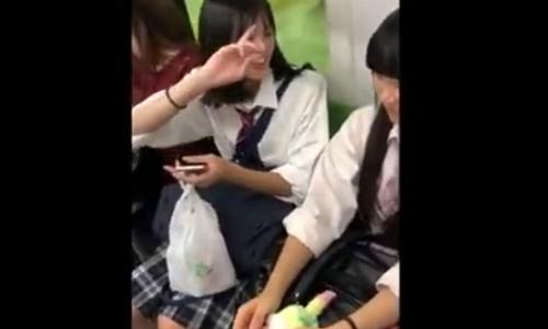 【女子高生】笑顔が可愛い女の子たちを盗撮しちゃう！【盗撮】