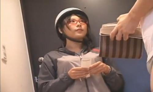 【お姉さん】新聞の集金にやって来た可愛い女の子が卑猥な行為を働く！【痴漢レイプ】