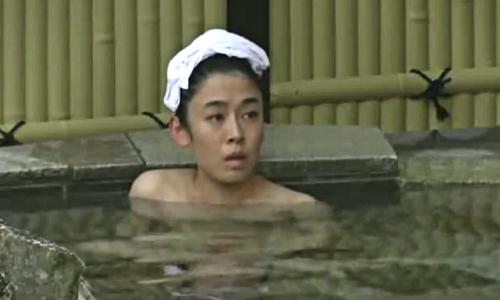 【お姉さん】露天風呂で無防備な姿をさらしているお姉さんたちを遠くから撮影ｗ【盗撮温泉】