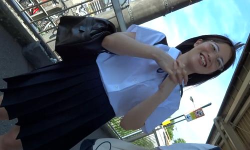 【女子中学生】メガネの似合う真面目そうな少女の純白パンツを逆さ撮りｗ【パンチラ盗撮】