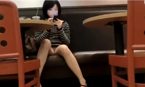 【お姉さん】こっちに見せてくれてるんじゃないかってくらい股開いてるところを隠し撮り【パンチラ盗撮】