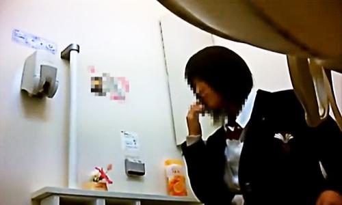 【女子高生】制服姿の女の子たちが洋式トイレで用を足している姿を隠し撮り【トイレ盗撮】