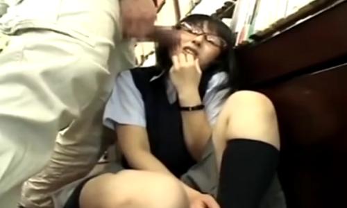 【女子高生】本屋でメガネの大人しそうな女の子に無理矢理フェラチオさせる【陵辱レイプ】