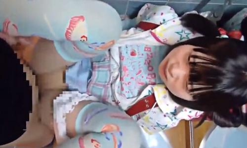 【女子小学生】ランドセルを背負ったまま男によく分からずハメられている女の子【ロリレイプ】