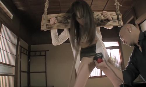 【お姉さん】チンピラにギロチン拘束されてしまったお姉さんは抵抗も出来ずに後ろから中出しされてしまう・・【拘束レイプ】