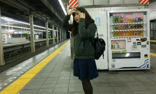 【女子高生】電車の中や駅構内はパンチラ盗撮の宝庫らしいですよｗ【パンチラ盗撮】
