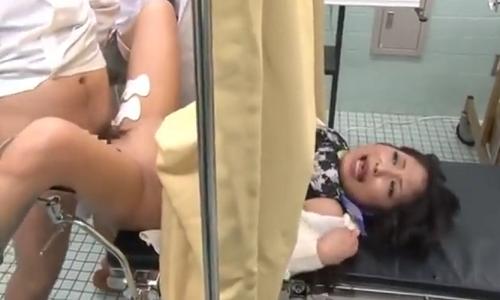 【OL】産婦人科で変態医師に診察台に寝かされてカーテン越しに様々な責めを行われてしまう・・【凌辱レイプ】