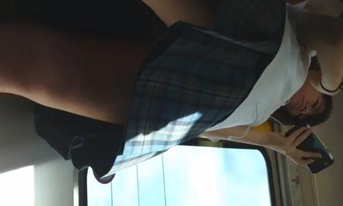 【女子高生】電車の中で無防備に立ってる女の子は盗撮魔の餌食なんだなｗ【パンチラ盗撮】