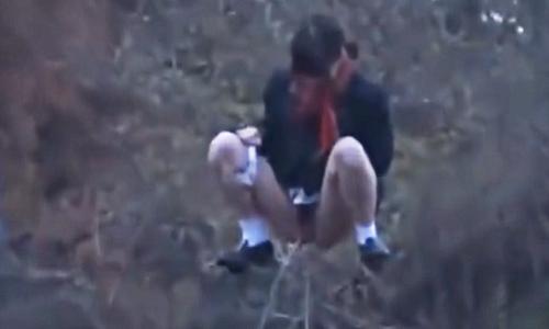 【女子高生】田舎の女子高生はおしっこしたくなると野外放尿してすっきりするらしいｗ【盗撮放尿】