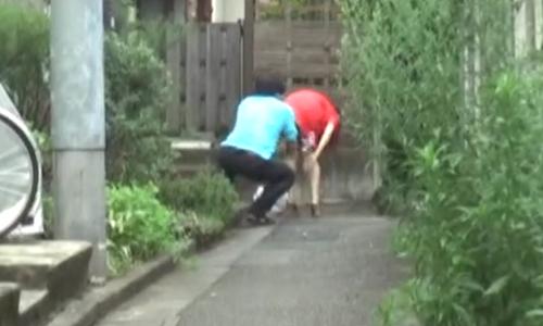 【お姉さん】背後から思いっきりカンチョーされて痛みに悶絶する女性たち【痴漢陵辱】