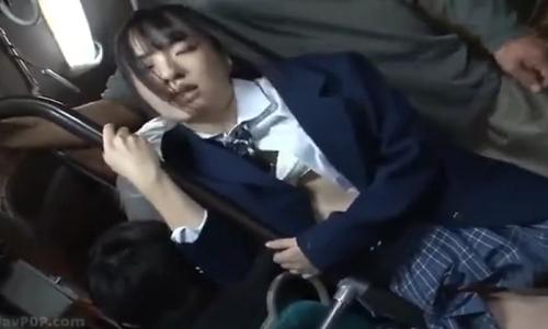 【女子高生】バスの中で痴漢に襲われ潮吹きして身体ガックガクになってる女の子【痴漢レイプ】