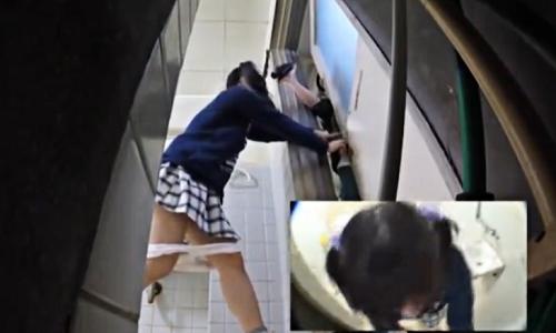 【女子中学生】おしっこ中の女の子がいきなり男に押し入られて強引に犯されちゃうｗ【ロリレイプ】