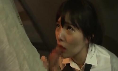 【お姉さん】従業員の女の子が人気の無いところで無理矢理フェラさせられて・・・【陵辱】