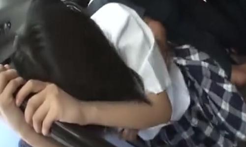 【女子高生】バスの中で痴漢に後ろから犯され必死に首を振り抵抗する女の子【痴漢レイプ】