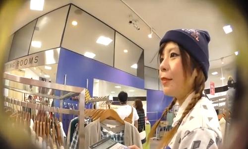 【ギャル】アパレルショップの可愛い店員さんを逆さ盗撮してパンツの確認！【パンチラ盗撮】