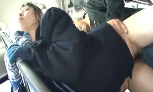 【女子高生】バスの中で痴漢に無情にもレイプされて涙目な女の子【痴漢レイプ】