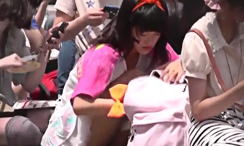 【女子高生】イベントに並んでいる女の子たちがスカートでパンツ丸見えなので盗撮ｗ【盗撮パンチラ】