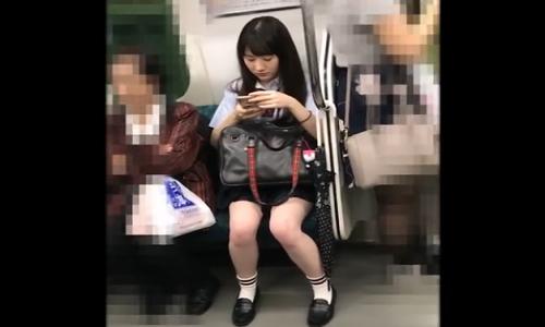 【女子高生】可愛い顔した女の子を逆さ撮りしてムチムチのお尻やパンツを盗撮ｗ【盗撮】