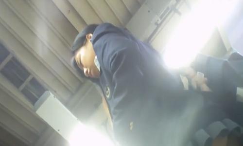 【女子高生】可愛い女子高生が穿いているパンツが気になったので逆さ盗撮ｗ【パンチラ盗撮】