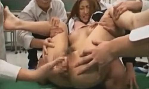 【女教師】教室の真ん中で男子たちに身体を好き勝手凌辱されていく美人教師【輪姦レイプ】