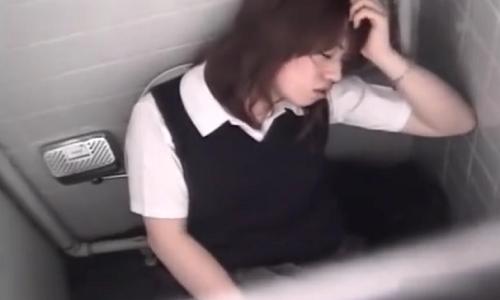 【女子高生】上から女の子がオナっているところを隠し撮り！【オナニー盗撮】