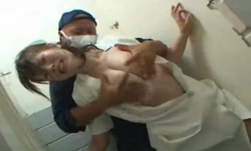 【ナース】ナースがトイレの中で清掃員のおっさんに犯される・・・【陵辱レイプ】