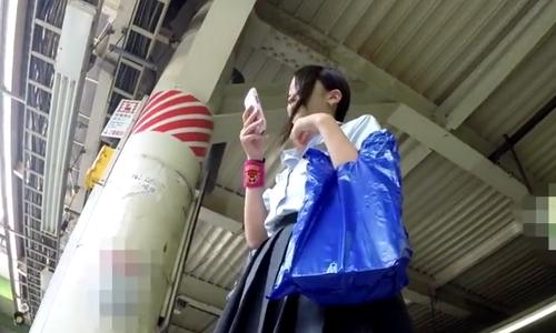 【女子高生】一人よりも友達と電車に乗ってるほうが盗撮されやすい気がするｗ【パンチラ盗撮】