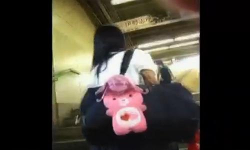 【女子高生】歩いている女子高生たちに背後から近づきスカートを捲るｗ【パンチラ盗撮】