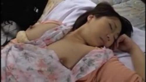 魅力的なお母さんのフェロモンに耐えられず襲い掛かる息子！