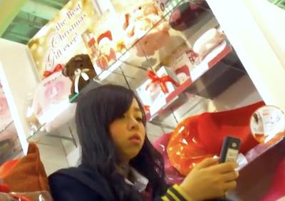 黒髪可愛いJK！お尻が見えそうなほど短いスカート内を逆さ撮り！可愛い顔してえっちなパンティ！