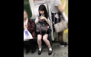 電車で可愛い黒髪清楚JKの純白パンティスマホでパンチラ盗撮！